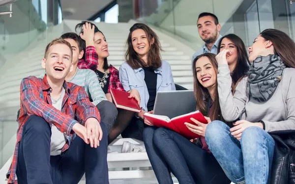 What are the key points of applying for scholarships for graduate students in the United States