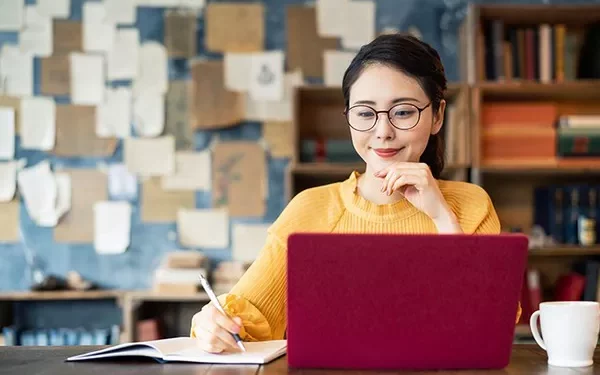 What are the tips for international students to apply for scholarships in New Zealand