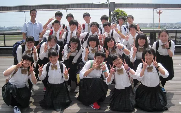 How DOES HIGH school GRADUATE APPLY for New Zealand UNIVERSITY to study abroad, WHAT condition is there?